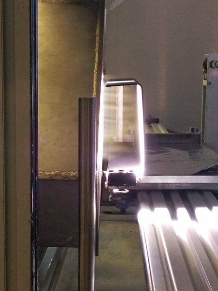 Bild 1: Das Plasmastrahlen ist zur Feinreinigung und zur Oberflächenaktivierung etabliert. Um dieses Verfahren vor Ort zu testen, hat das Fraunhofer-IWS jetzt eine mobile Strahlquelle entwickelt. (Bild: Fraunhofer-IWS)