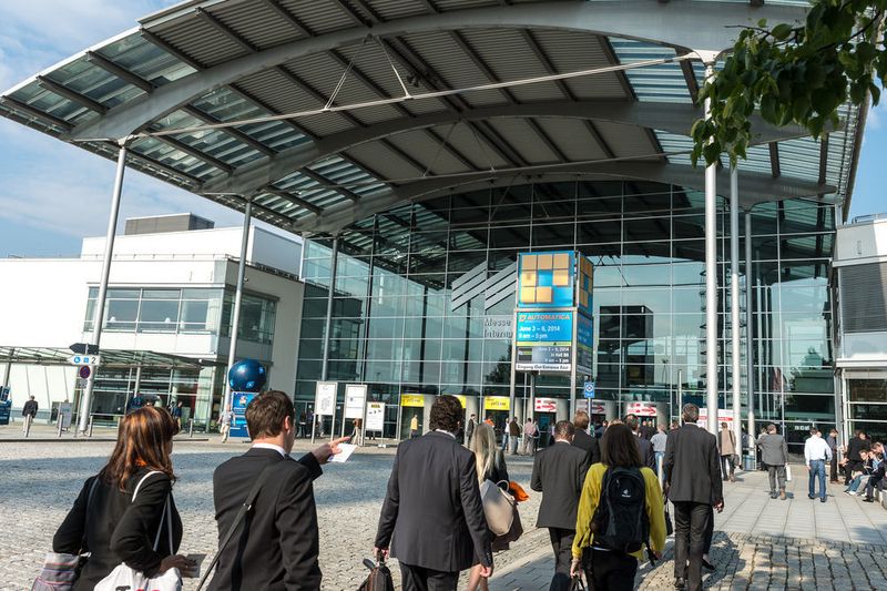 Die Messe München freut sich besonders über den Roboter-Boom, denn auch die Automatica, weltgrößte Messe für Robotik und Automation, verzeichnete einen historisch höchsten Anmeldestand von 839 Ausstellern. (Messe München)