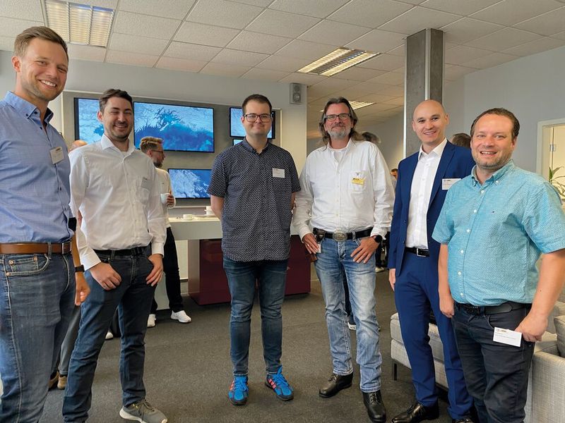 (v.l.) Rick Tietgen (pilot Computer), Christian Rudzinski (Vaps), Henning Krühn (Netzleiter), Sven Hirsch (pilot Computer), Flamur Müller (Netzleiter), André Beede (Fujitsu) (Bild: pilot Computer)