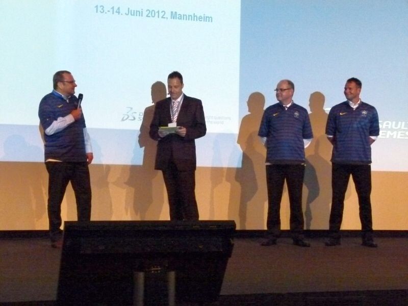 v.r.n.l.: Andreas Barth, Managing Director EuroCentral; Moderator Thorsten Sleegers; Michael Dengler, Director BT Sales EuroCentral und Guido Reinink, Director VS Sales EuroCentral noch im französischen Fußball-Trikot. (Bild: J. Pfeiffer)