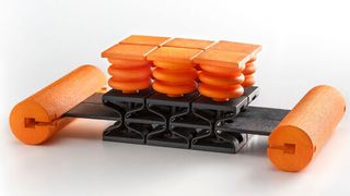 Das wandelbare Material kann sich je nach Situation selbststäng ändern und beispielsweise bei einem Aufprall weich werden.  (Ursula Raapke / Fraunhofer LBF)