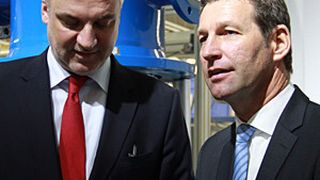 Auch Politiker zeigen Interesse: NRW-Wirtschaftsminister Garret Duin (links) lässt sich von Donaldson-Geschäftsführer Heiner Carstensen den neuen Druckluftfilter erklären. (Bild: Itasse)