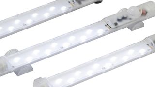 Mit der LED 025 lassen sich bis zu 10 Leuchten dank Durchgangsverdrahtung hintereinander schalten. (Stego)