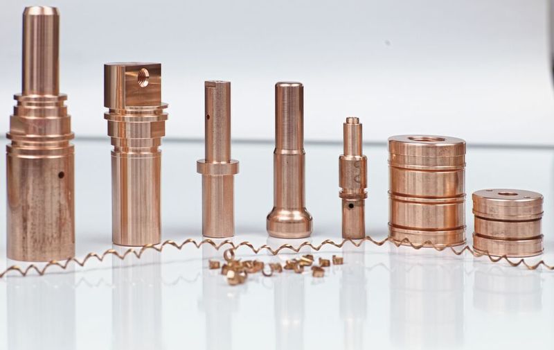 Typisches Bauteilspektrum der Eglin Präzisionsmechanik. Eine besondere Stärke ist die spanende Bearbeitung von Kupferlegierungen bis hin zu Reinkupfer. (Bild: Matthias Böhm)