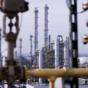 Evonik has fifty years of experience with isophorone chemistry and continuously improves its process technologies. (icon)