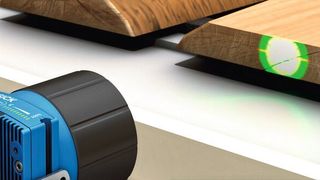 Der Inspector P65x erkennt mittels Deep Learning Algorithmus über den Verlauf der Jahresringe die Drehlage des Holzes. (Sick )