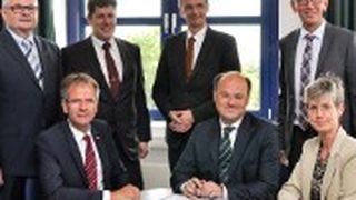 Vertreter von Hochschule, Schule und Handwerk unterzeichneten die Absichtserklärung. (Foto: Hochschule Niederrhein)