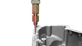 Mit der neuen Kompaktzelle Adhera stellt SCA ab sofort eine vollständig automatisierte Lösung für Kleb- und Dichtapplikationen aus einer Hand zur Verfügung. Das Bild zeigt beispielhaft eine Anwendung im Powertrain-Bereich. Hier wird eine Flüssigdichtung auf einen Zylinderkopf aufgetragen. (SCA)