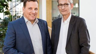 Zum 1. Januar 2018 übernahm Dieter Aichert (links) die Funktion als Geschäftsführer und Chief Executive Officer von SurTec Deutschland. Aichert folgt auf Dr. Karl Brunn (rechts) der als Senior Project Manager zu SurTec International gewechselt ist. (SurTec)