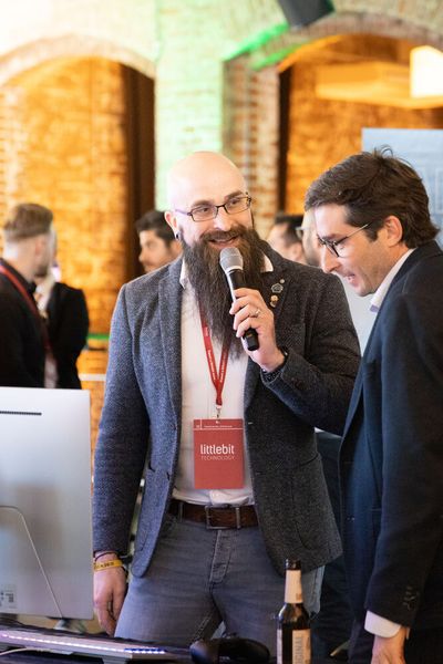 Marius Lauer (l.) führte die Teilnehmenden als Moderator durch den Tag.  (Bild: Littlebit)