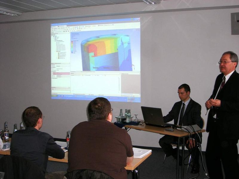 Die beiden Referenten, Dipl.-Ing. (FH) Peter Tiefenthaler und Dipl.-Ing. (FH) Christian Jensch, demonstrierten an zahlreichen realen live Anwendungsbeispiele aus der konstruktiven Praxis, was und wie man mit den Software-Werkzeugen ANSYS DesignSpace und ANSYS Professional NLS arbeitet. (Archiv: Vogel Business Media)