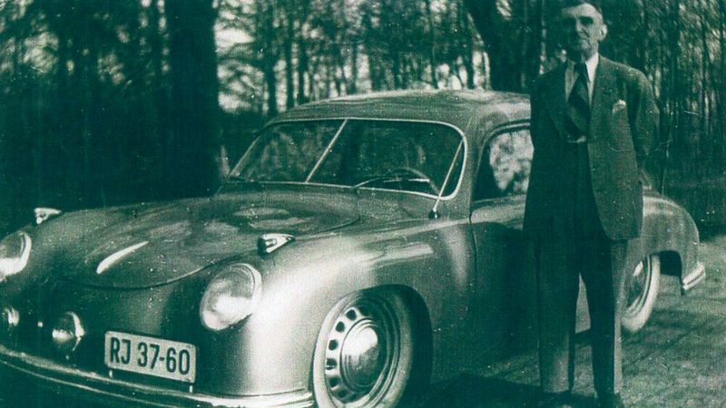 Nicht der stolze Besitzer, aber der nicht minderstolze Schwiegervater von Hans Miersch vor dem Objekt der Begierde seines Schwiegersohns. (Bild: Miersch)