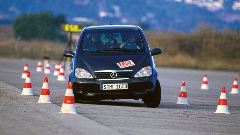 Den Begriff Elchtest prägte die deutsche Presse. Ursprünglich hieß der Test in Schweden Kindertest. Mit dem Begriff Elchtest verbindet man in Schweden einen Kollisionstest des Fahrzeugs mit einem (simulierten) Elch. (Mercedes-Benz AG)