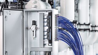 In Wasseranwendungen ist der Einbauplatz oft knapp bemessen. Bei der Entwicklung der Ventilinsel vom Typ 8652 wurde deshalb besonderer Wert auf kompakte Abmessungen gelegt.  (Bürkert)