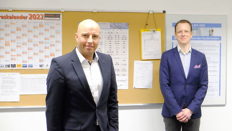Auf der Suche nicht nur nach Kaufleuten: „Wir suchen auch Mechatroniker in den Niederlassungen“, so Marco Schwitzke, BMW Kassel, und Heiko Hoffmann, BMW Group. (Zietz/»kfz-betrieb«)