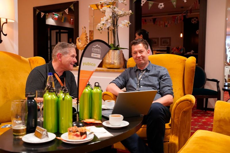 Matthias Kirchhoff (l., Digitronic Computersysteme) und Jakob Ehrensvärd (Yubico) (Bild: Julia Griebel)