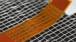 CFK in Rohform mit selbstklebendem RFID-Transponder. (Bild: Smart-Tec)