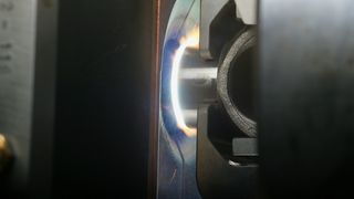 Das von Kuka Systems entwickelte Magnetarc-Schweißen gehört zu den Pressschweißverfahren mit magnetisch bewegten Lichtbogen unter Schutzgas. Mit dem Verfahren lassen sich Hohlprofile mit Wandstärken zwischen 0,7 und 10mm fügen. (Bild: Kuka)