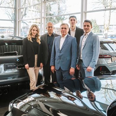 Aus zwei Unternehmer­familien wurde eine: (v. l.) Lea Schwarz, Elmar Schwarz, Richard Wagner, Leonhard Wagner, Richard Alexander Wagner. (Bild: Motorheimat)