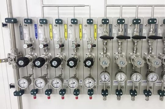 (Technische Gasanlage beim Fraunhofer-Institut für Photonische Mikrosysteme (IPMS), Dresden. Bild: KLEMM Ingenieure GmbH & Co.KG, Dresden)