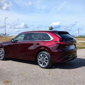 Erhältlich ist der CX-80 ausschließlich mit Allradantrieb. Ein Kaufargument für Pferdeliebhaber und Wohnmobilisten dürften die 2.500 Kilogramm Zuglast sein. Zudem erleichtern Assistenzsysteme das Ankoppeln von Anhängern.(Bild:  Mauritz – VCG)