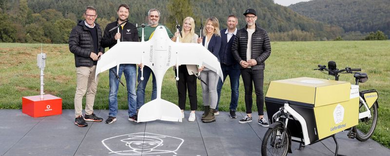 Wingcopter-Drohnen liefern erstmalig in Deutschland Güter des täglichen Bedarfs, die Feinverteilungen geschieht dann mit E-Lastenrädern aus dem Hause Riese + Müller.(Bild:  Wingcopter)