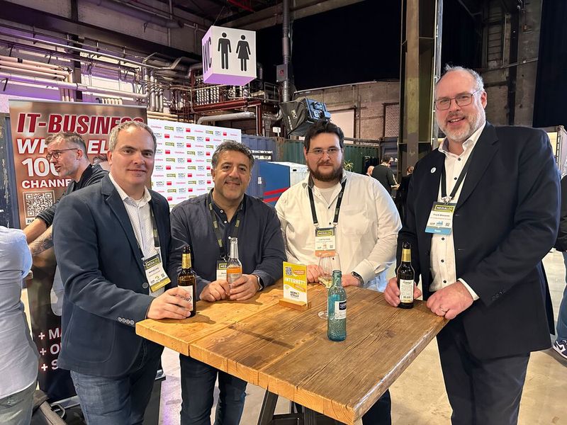 (v. l.) Matthias Lang (Samsung), Deniz Üstün und Lutz Fernholz (e-systems) und Frank Bliesener (Kern & Stelly) genießen ihr Feierabend-Getränk. (Bild: Vogel IT-Medien GmbH)