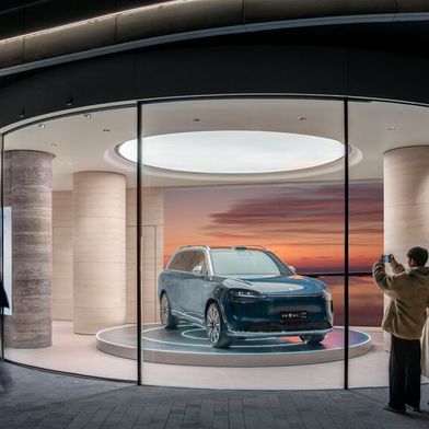 Huawei hat seinen Automotive-Umsatz im Jahr 2024 mehr als verfünffacht – und war damit erstmals profitabel. Im Bild: Der Aito M9 im Flagship Store in Shanghai. (Bild: Huawei)