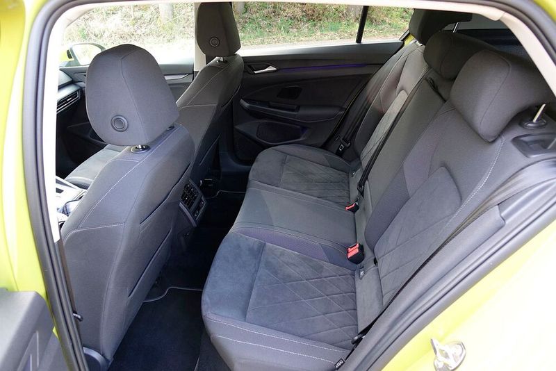 Die Rücksitzbank bietet genügend Platz für erwachsene Fahrgäste. (Bild: Rosenow/»kfz-betrieb«)