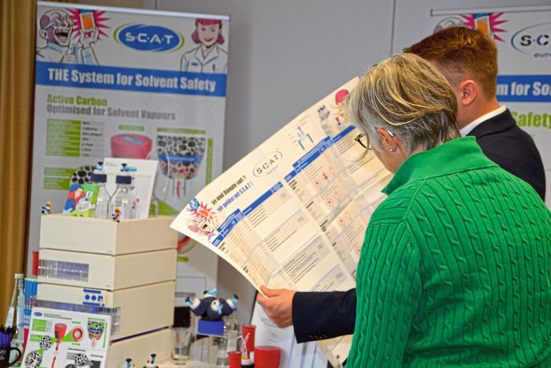 Von Scat bekam jeder Praxistag-Teilnehmer ein Poster mit verschiedenen Sicherheitsaspekten rund um die HPLC. (LABORPRAXIS/Ottleben)