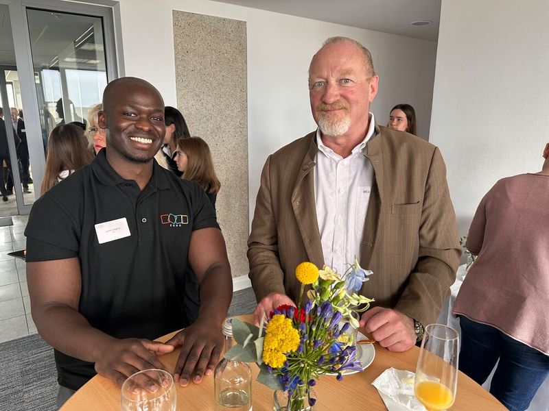 Lamin Sagnia (Zoho) mit Wolfgang Kastenhofer (TopIT4u), der extra aus Wien angereist ist. (Bild: Vogel IT-Medien)