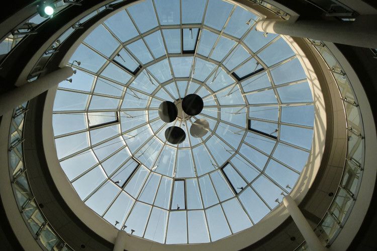 Die Büroräume unter dem beeindruckenden Anbau mit der Glaskuppel sind alle untervermietet. (Foto: Lulei)
