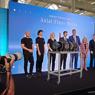 Start of production of the axial-flux motor at Mercedes-Benz in Berlin-Marienfelde. Present were, among others, three employees from the Marienfelde plant (left), Michael Schiebe (4th from left), the automaker's head of production; Transport Minister Patrick Schnieder; Ute Bonde, Senator for Mobility, Transport, Climate Protection, and Environment of the State of Berlin; and Markus Keicher, head of the Mercedes plant in Marienfelde. (Source: Thomas Günnel – Automotive Industry)