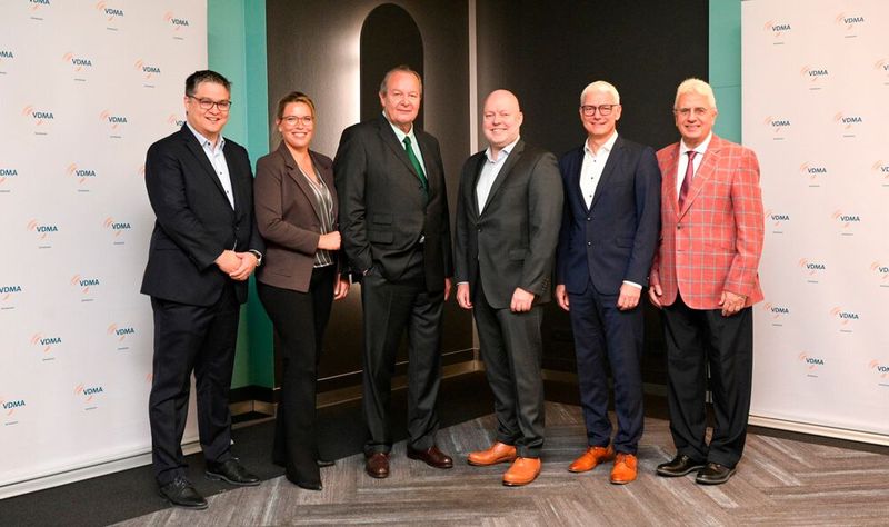 Der neue Vorstand des VDMA Fachverbandes Armaturen (v.l.n.r Johannes Rump, Elisa Sasserath-Kentsch, Wolfgang Burchard, Oliver D. Gessert, Rolf Kummer, Martin Leser. Es fehlt Axel Weidner). (Bild: VDMA)