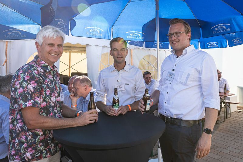 Steckverbinderkongress 2022: Das Get together am 4. Juli 2022 und die Abendveranstaltung am 5. Juli 2022 auf dem Vogel-Campus boten viele Gelegenheiten sich in entspannter Atmosphäre auszutauschen und zu netzwerken. Schon so manches Projekt nahm hier seinen Anfang. (Bild: Elektronikpraxis)