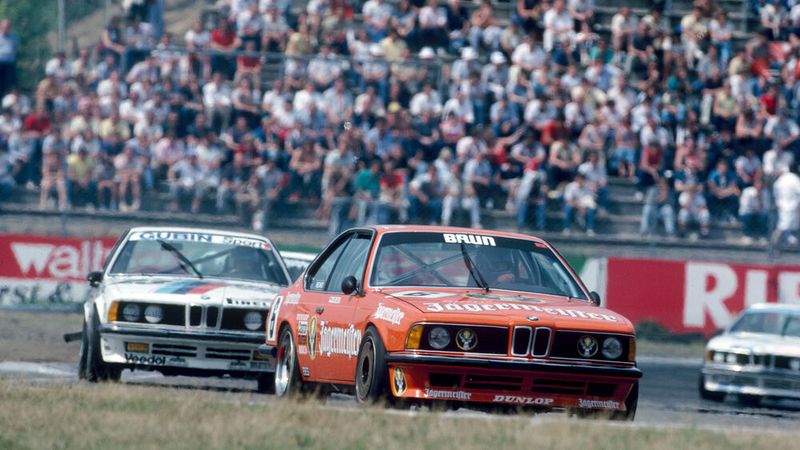 Ab 1981 wurde der 635CSi von zum Teil werksunterstützten Teams und Tunern, oder sogar im Werksauftrag vom Team Schnitzer Motorsport, mit Erfolg in Tourenwagen-Rennen in der Gruppe 2 bzw. ab 1982 in der Gruppe A eingesetzt, pilotiert von Fahrern wie Dieter Quester, Marc Surer, Hans-Joachim Stuck, Gerhard Berger, und Roberto Ravaglia.  (Bild: BMW AG)