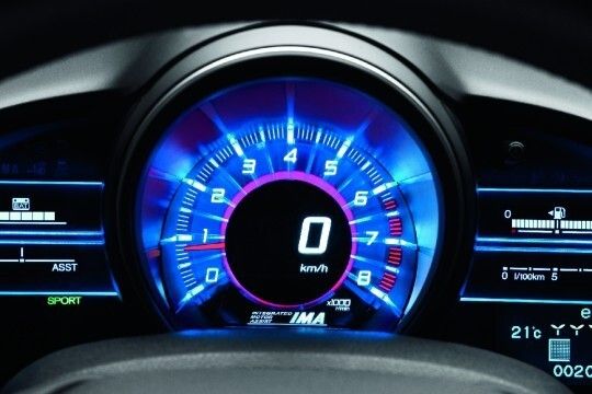 Die Hinterleuchtung des Digitaltachos zeigt den Fahrmodus an. Rot steht für Sport. Fotos: Honda (Archiv: Vogel Business Media)