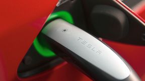 E-Auto zu fahren ist angesichts der hohen Kraftstoffpreise noch günstiger. Wenn die Stromsteuer jedoch steigt, verliert die E-Mobilität einen wichtigen Vorteil, fürchtet der ZDK und erinnert die Bundesregierung an ihr Wahlversprechen. Danach sollten die Strompreise sinken und nicht steigen. (Bild: Tesla Motors)