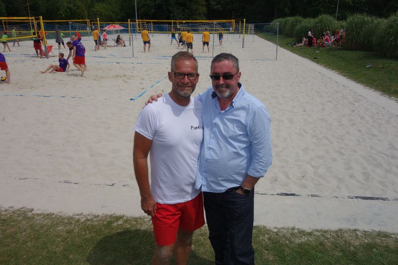 (l.) Heiko Lühr spielt mit und Bernd Orth (FUJITSU) schaut, dass die Regeln eingehalten werden. (Bild: IT-BUSINESS)