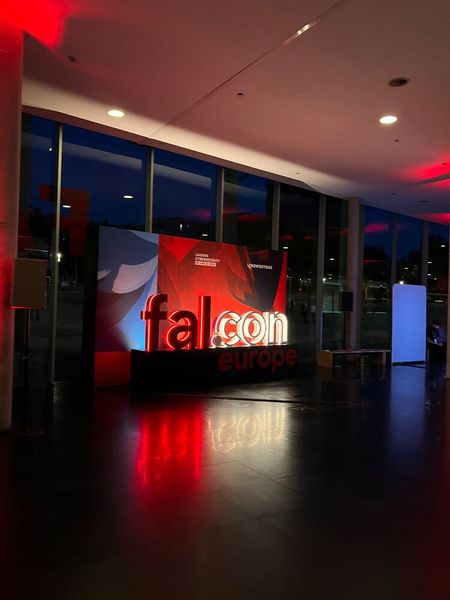 Am Abend gab es noch etwas Programm mit gutem Essen, kühlen Getränken und kleinen interaktiven Ständen. So konnten die Teilnehmer mit Hilfe von KI zu einem Superhelden werden oder digitales Tennis mit VR spielen. (Bild: Vogel IT-Medien)