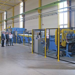 Die hoch automatisierte Platinenschneidanlage hat die Produktion von Kantprofilen in dem Unternehmen auf ein neues Niveau gehoben.(Bild:  Schuler)