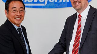 Takeno Hoizumi, General Manager European Business der Sanwa Holdings Corporation (links), und Rainer Schackmann, Vorsitzender der Geschäftsführung/CEO der Novoferm GmbH, zeigen sich überwältigt von der großen Spendenbereitschaft. Bild: Novoferm (Archiv: Vogel Business Media)