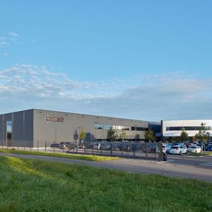 2017 bezog man bei Ortlieb das neue Gebäude in Zell unter Aichelberg. Mit einem unterirdischen Eisspeicher, der je nach Jahreszeit die Kühlung bzw. Erwärmung des Gebäudes unterstützt, einer Photovoltaikanlage auf dem Dach und einem Konzept, um die Maschinenabwärme zu nutzen, ist das Gebäude technisch auf dem neuesten Stand.(Bild:  Ortlieb)