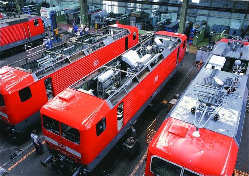 Das Innenleben einer E-Lok – die Racks für Schalt- oder Klimaanlage sind Produkte die der Pfälzer-Blechbearbeiter für die Deutsche Bahn und andere Betreiber in Serie fertigt. Bild: Deutsche Bahn (Archiv: Vogel Business Media)