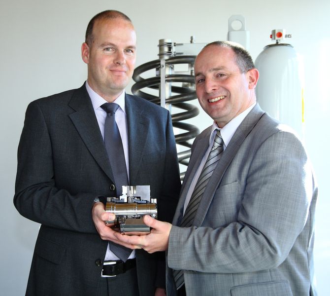Markus Fries (li.) und Thomas Böhm mit dem Modell einer neu entwickelten API Gleitringdichtung und dem entsprechenden Versorgungssystem nach API Plan 53B. (Bild: Eagle Burgmann)