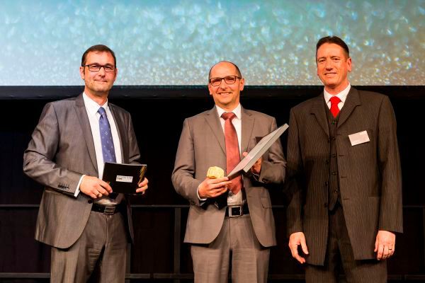 Phoenix Contact wurde in der Kategorie Verbindungstechnik ausgezeichnet. Jens-Uwe Hackebeil (Mitte), Mitglied der Geschäftsleitung, nahm die Auszeichnung entgegen. (Fotograf/Copyright:Fotograf/Copyright: Stefan Bausewein/Vogel Business Media)