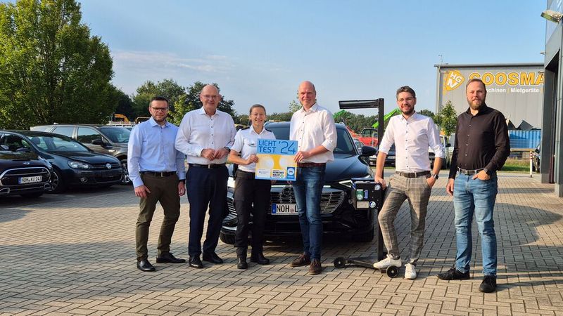 Kfz-Betrieben aus dem Landkreis Grafschaft Bentheim rufen ebenfalls zur Teilnahme am Licht-Test auf. Dazu zählt auch das Autohaus Baasdam in Neuenhaus, wo sich zum Auftakt der Aktion Landrat Uwe Fietzek (2.v.l.), Everhard Wieking (4.v.l.)  (Obermeister der Kfz-Innung Grafschaft Bentheim), Sascha Wittrock (l.) (Geschäftsführer der Kreishandwerkerschaft Grafschaft Bentheim) und Polizeirätin Katharina Bruns (Leiterin Polizeikommissariat Nordhorn) mit Niklas Baasdam (5.v.l.) (Geschäftsführer) und Max Heckert (r.) (Werkstatt- und Serviceleitung) trafen. (Bild: Innung Grafschaft-Bentheim)