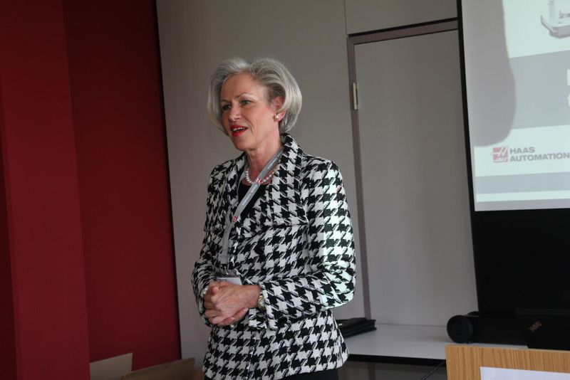 Die Bezirksvorsteherin von Stuttgart-Weilimdorf, Ulrike Zich, betonte wie wichtig das H-Tec für die Region und vor allem für die Industrielandschaft Weilimdorf ist. Immerhin läge hier das zweitgrößte Industriegebiet in Baden-Württemberg. Somit biete sich für Absolventen auch eine gute Chance auf einen Job; gerade wenn es um die Wiedereingliederung von Arbeitslosen geht, die man bei pro.Di auch ausbilden wird. (Bild: Königsreuther)