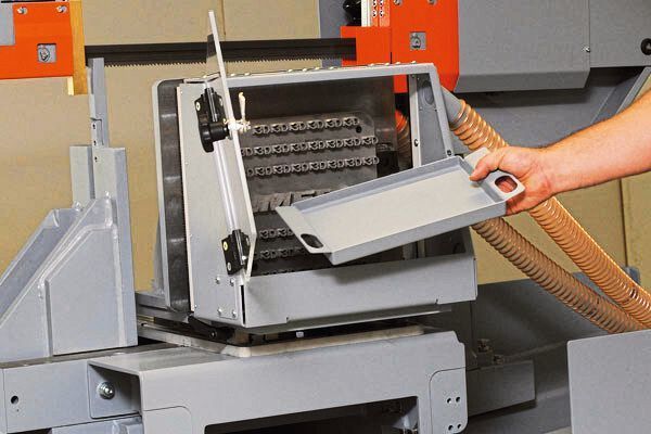 In dieses Behältnis fallen dann die von ihrer Grundplatte abgesägten 3D-Druckteile hinein, um sie später leicht entnehmen zu können. (Meba)