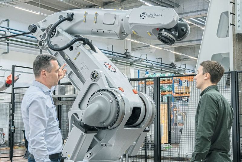 Steuerungen von Keba arbeiten mit sämtlichen industriell üblichen Robotermechaniken perfekt zusammen (im Bild: Clemens Ratajczak (li.), Betriebsleiter bei Autonox Robotics, im Gespräch mit Léopold Hurst, Projekingenieur bei Keba). (Bild: Autonox)